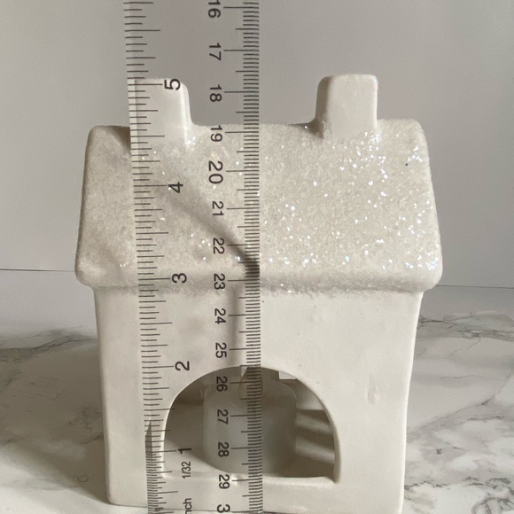 White ceramic house with glitter top. Use LED lights only . - Picture 6 of 10
